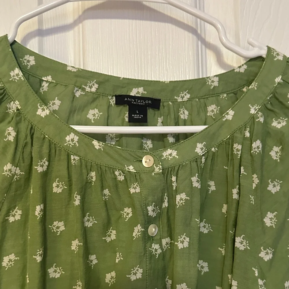 ANN TAYLOR FACTORY Green Floral Blouse - Picture 6 of 10